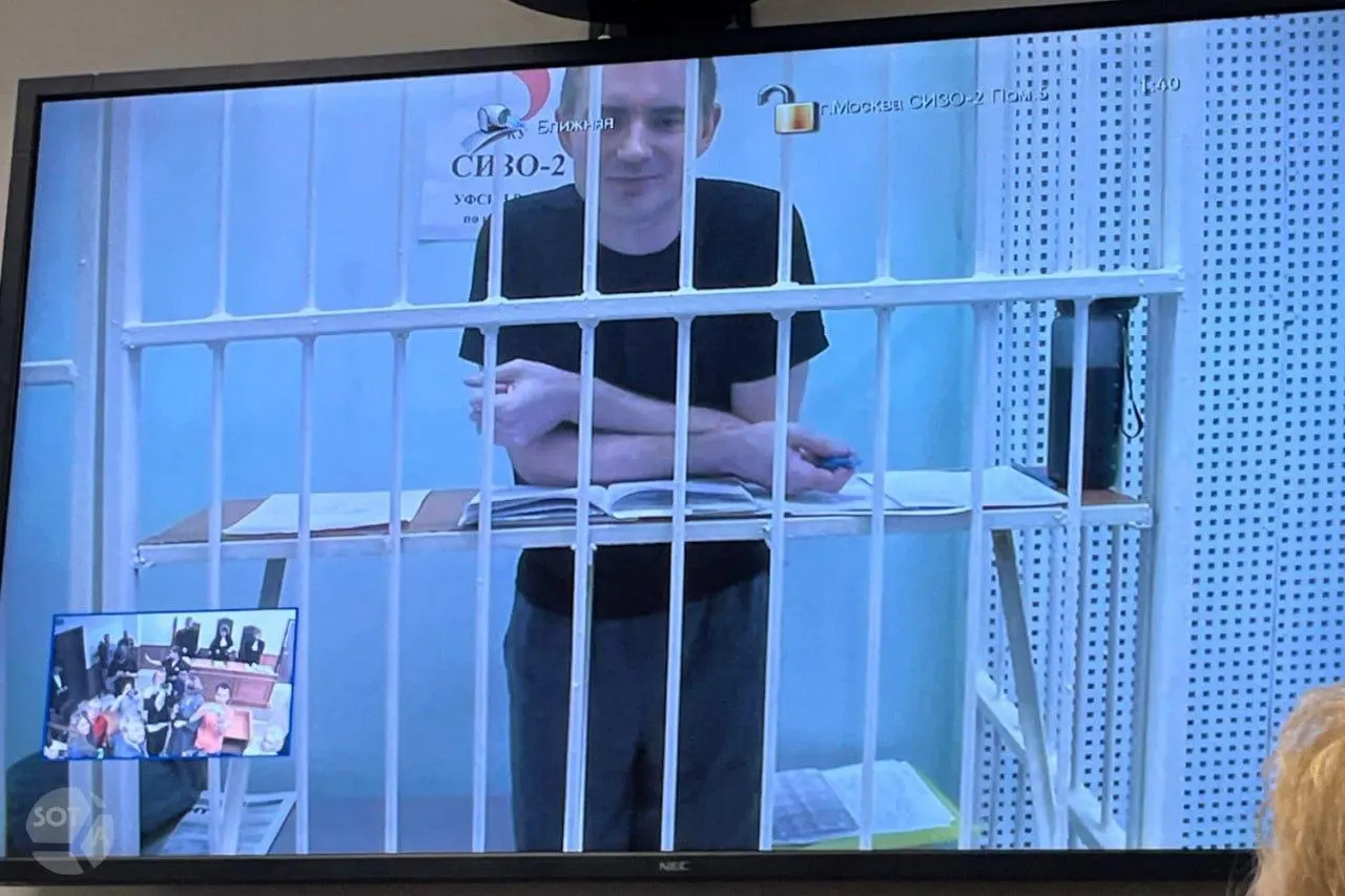 В Екатеринбурге зафиксированы атаки беспилотников по жилым домам и складу; дополнительно — решения судов, аресты и политические события, влияющие на регион.