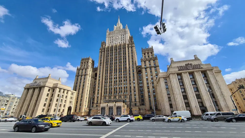 Заместитель министра иностранных дел заявил, что любые призывы к заморозке конфликта без устранения причин недопустимы; материал освещает реакцию на кризис и дипломатические перспективы.