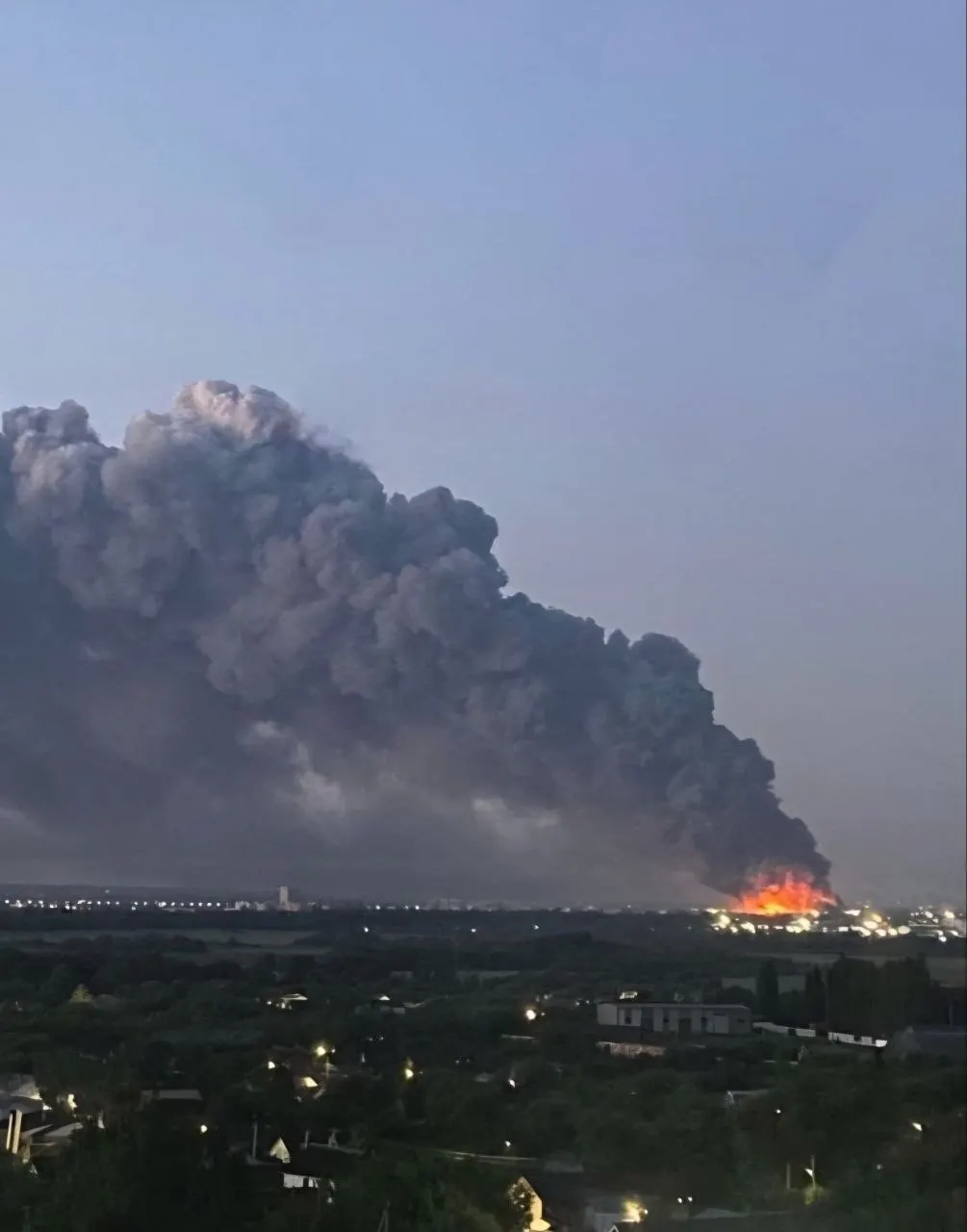 После падения беспилотника в Липецкой области загорелся частный дом: погибли мужчина и 14-летний ребёнок. Во Тамбовской области ранен сотрудник и вспыхнул крупный пожар на складе; площадь возгорания достигает 100 тысяч кв. м, идет эвакуация.
