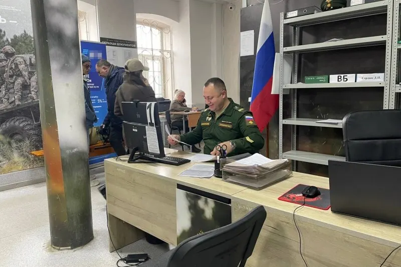 Официальные лица опровергли слухи о мобилизации; эксперты отмечают психологическое давление и отсутствие признаков призыва.