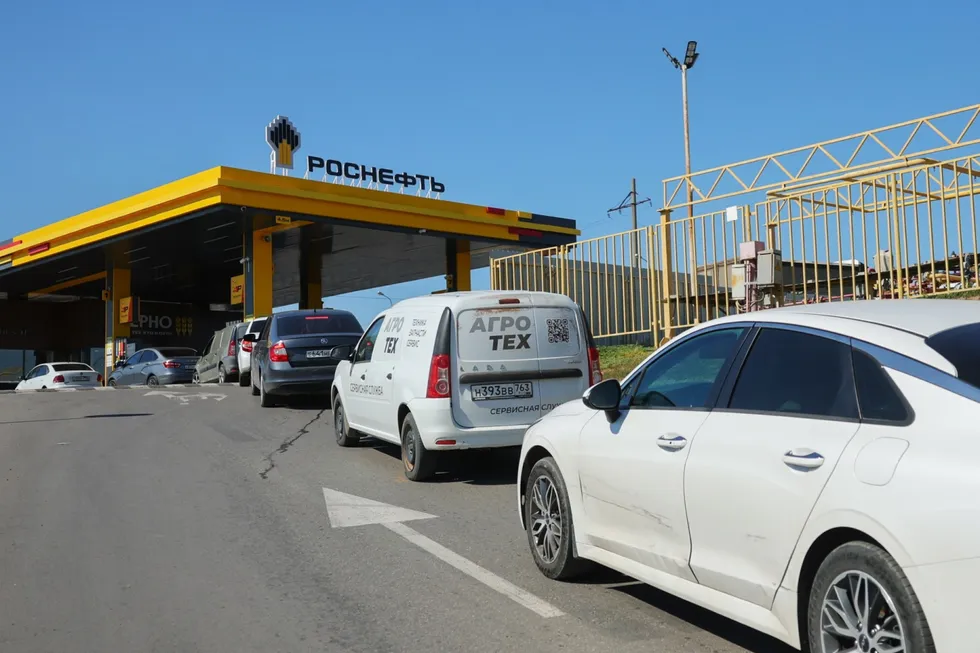 Цены на бензин подскочили в большинстве регионов, введены лимиты на продажу топлива, что влияет на экономику и быт граждан.