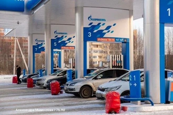 Клиенты смогут заправлять любое нужное количество топлива без ограничений; оплата после заправки доступна для автовладельцев. Лимиты отменены в Москве, Московской области и ещё в девяти регионах.