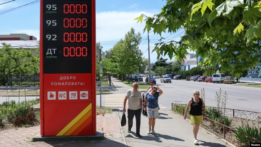 В Геленджике и соседних населённых пунктах повторился дефицит бензина: власти опубликовали список работающих заправок, очереди достигают сотен автомобилей, на некоторых станциях введены ограничения на отпуск топлива.