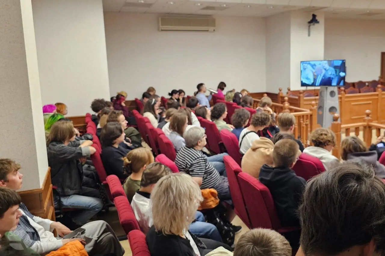 Краткий обзор ключевых событий дня: атака БПЛА в Ярославской области, снятие партий на выборах, сбои в интернет-ресурсах, экономические сделки и аресты.