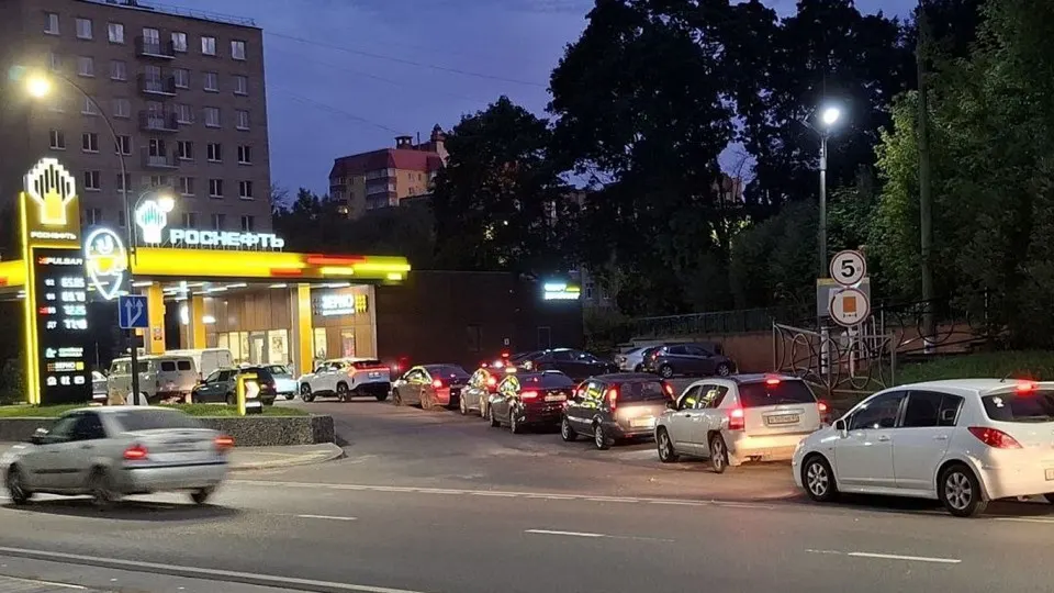 Очереди за бензином вновь фиксируются в нескольких регионах на фоне топливного кризиса и ударов по НПЗ. Влас тели вводят лимиты и усиливают закупки.