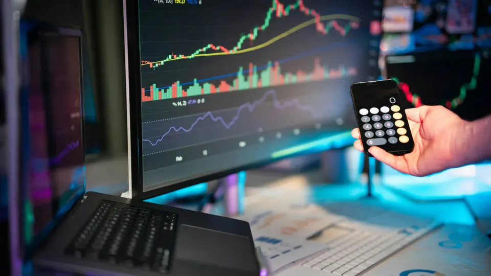 Глава банка ПСБ предупредил о риске блокировок активов в USDT и сохраняющейся зависимости от долларовой инфраструктуры, что порождает вопросы к контролю над криптовалютной инфраструктурой в стране.