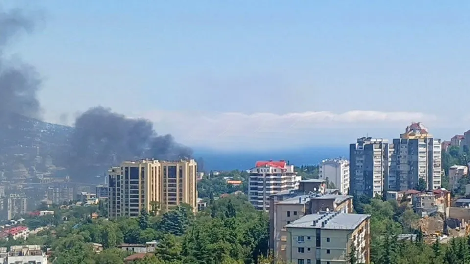 Беспилотники атаковали побережье Ялты: пожар возник в здании на городской набережной рядом с рестораном Hungry Bird; силы МЧС и местные жители сообщают о ситуации.