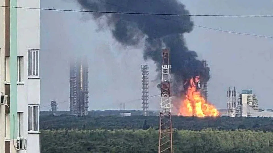 Крупный нефтехимический комплекс в регионе временно прекратил производство после атаки беспилотников, что повлекло перерасходы и меры по остановке мощностей.