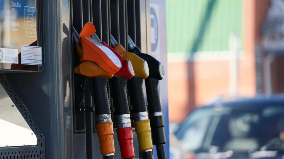 После новых ударов по нефтеперерабатывающим мощностям ограничения на продажу топлива распространились по не менее чем 16 регионам. На заправках вводят ограничения, заметны задержки и дефицит бензина и дизтоплива.