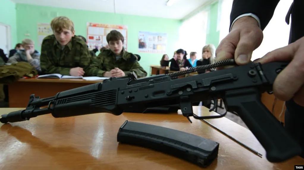 Программа реализуется в рамках проекта «СВОй путь» и позволяет ветеранам освоить специальность «Педагогика и психология в системе военно-патриотического воспитания».